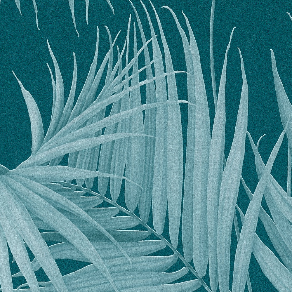             Palmblätter Tapete mit Ton-in-Ton Muster in Petrol – Blau
        