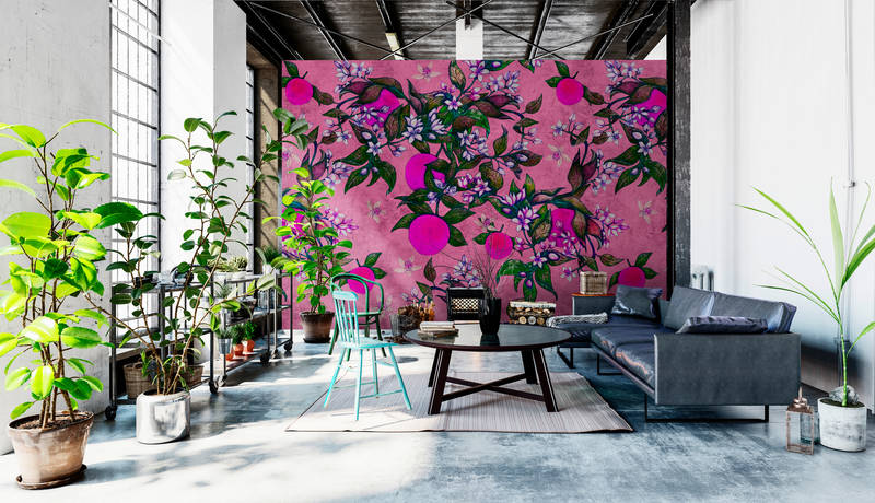             Grapefruit Tree 2 - Fototapete mit Grapefruit & Blütendesign in kratzer Struktur – Rosa, Violett | Struktur Vlies
        