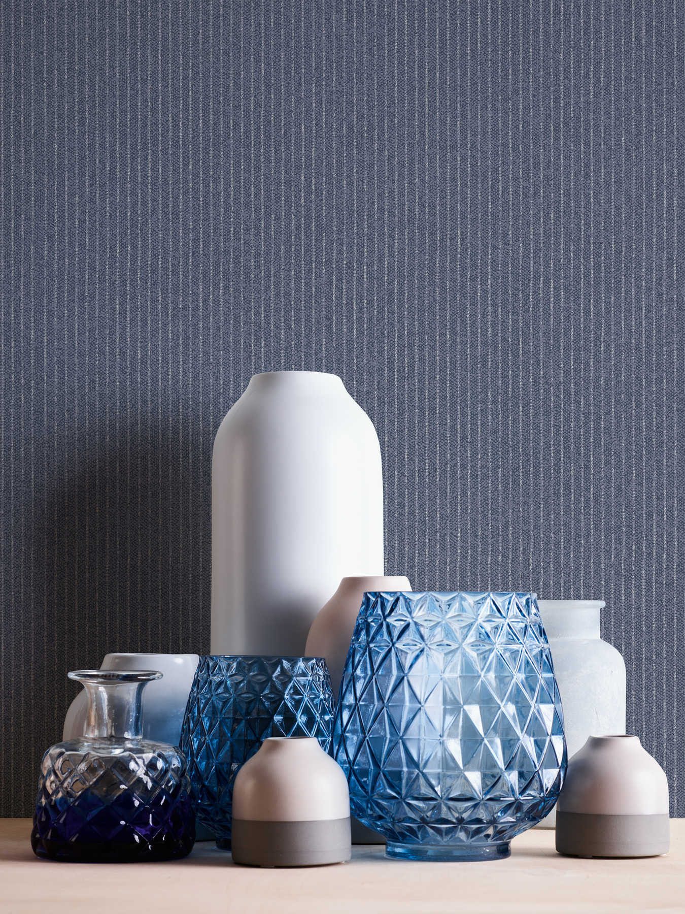             Linierte Tapete schmale Streifen im Textil-Look – Blau
        