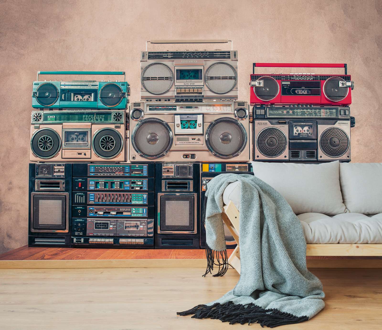             Fototapete Radios auf Holztisch vor Wand – Bunt, Beige
        