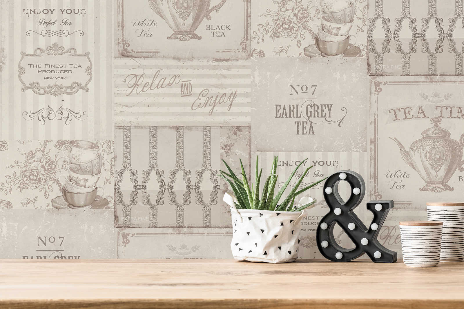             Mustertapete Tea Time Collage im Landhaus Stil – Grau
        