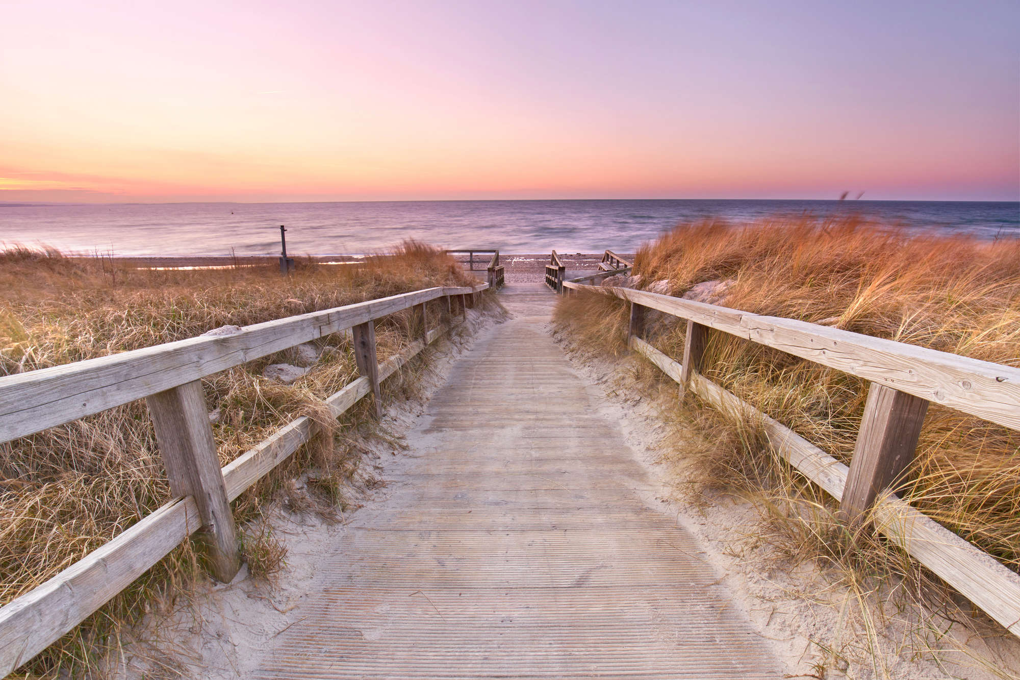             Natur Fototapete Holzweg durch Dünen zum Strand auf Premium Glattvlies
        