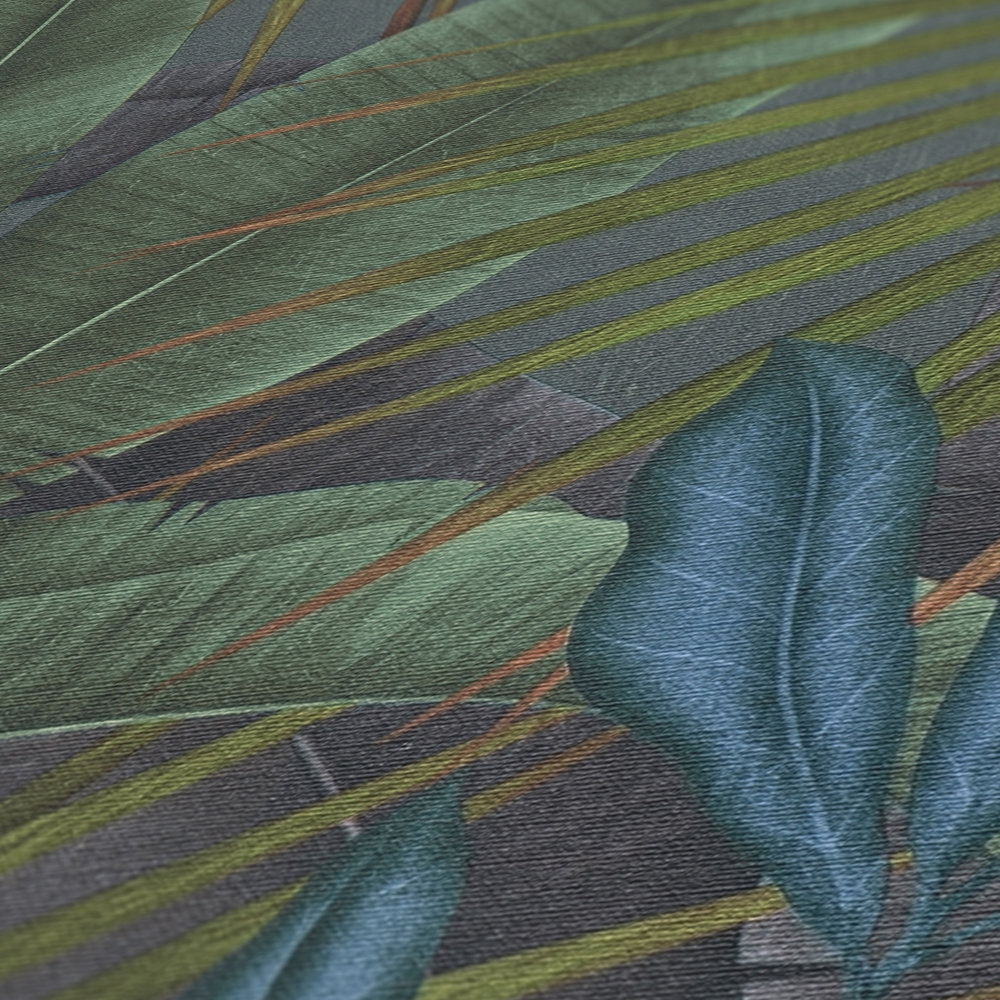             Vliestapete mit Dschungelblätter- Bemusterung und bunten Akzenten – grau, Grün, Rot
        