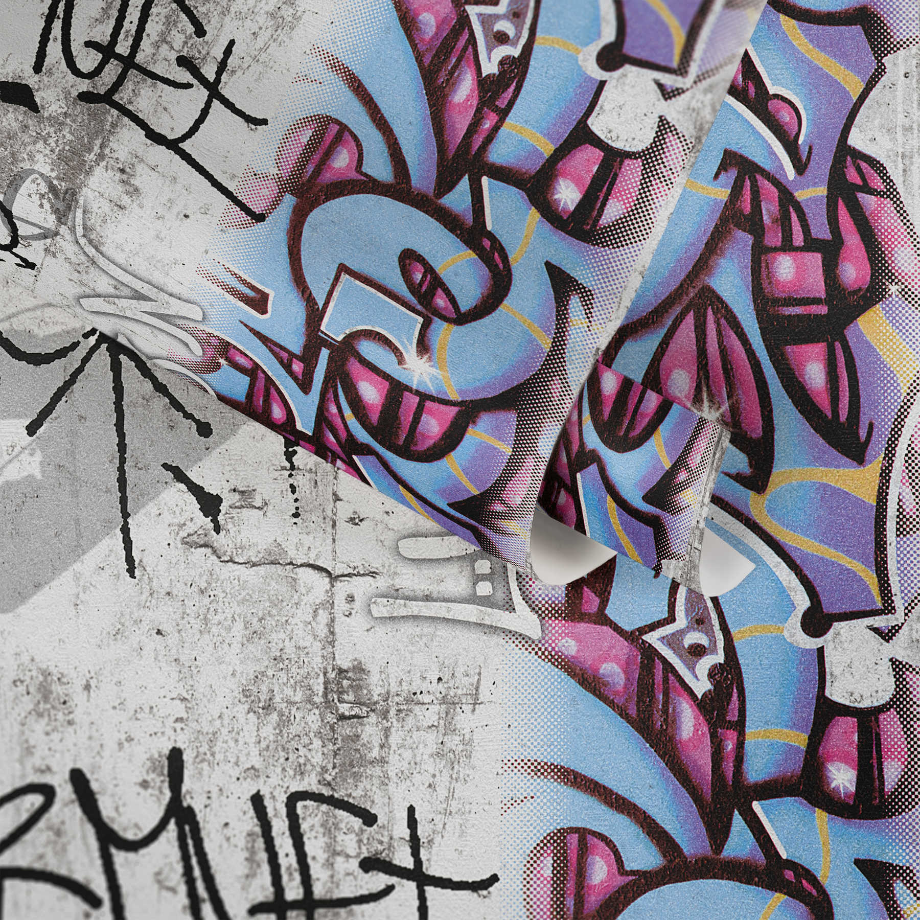             Graffiti-Tapete mit Beton-Optik & Grafik-Design – Grau, Blau
        