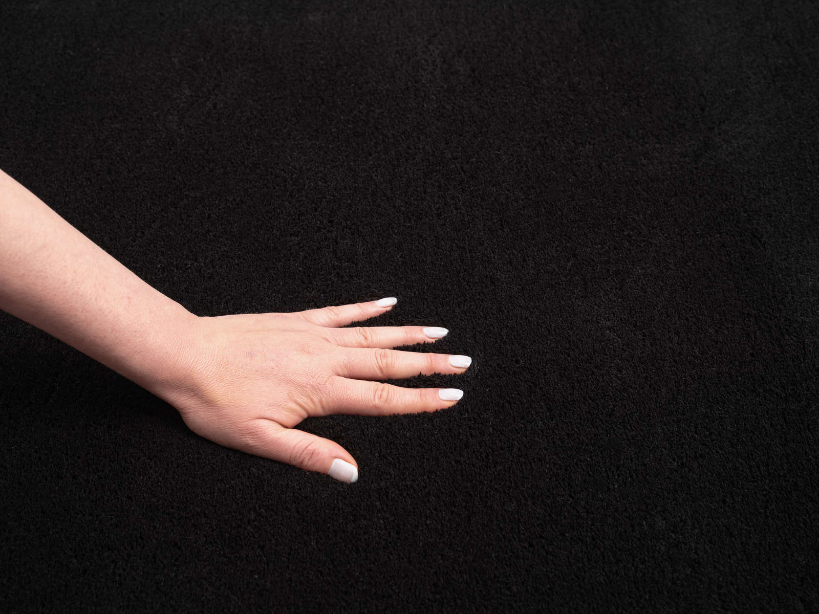             Samtiger Hochflor Teppich in Schwarz – 150 x 80 cm
        