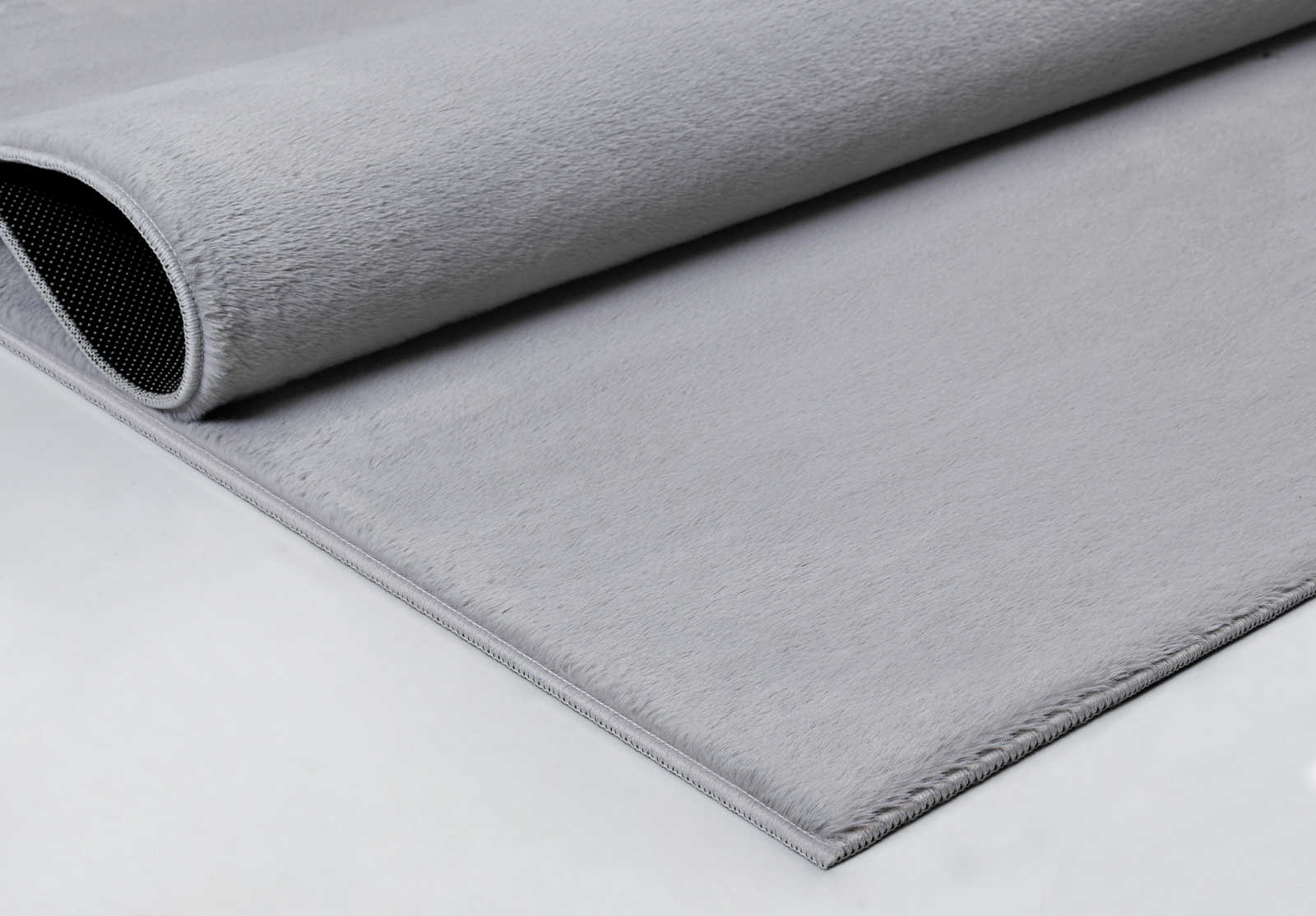             Angenehmer Hochflor Teppich in sanften Grau – 100 x 50 cm
        
