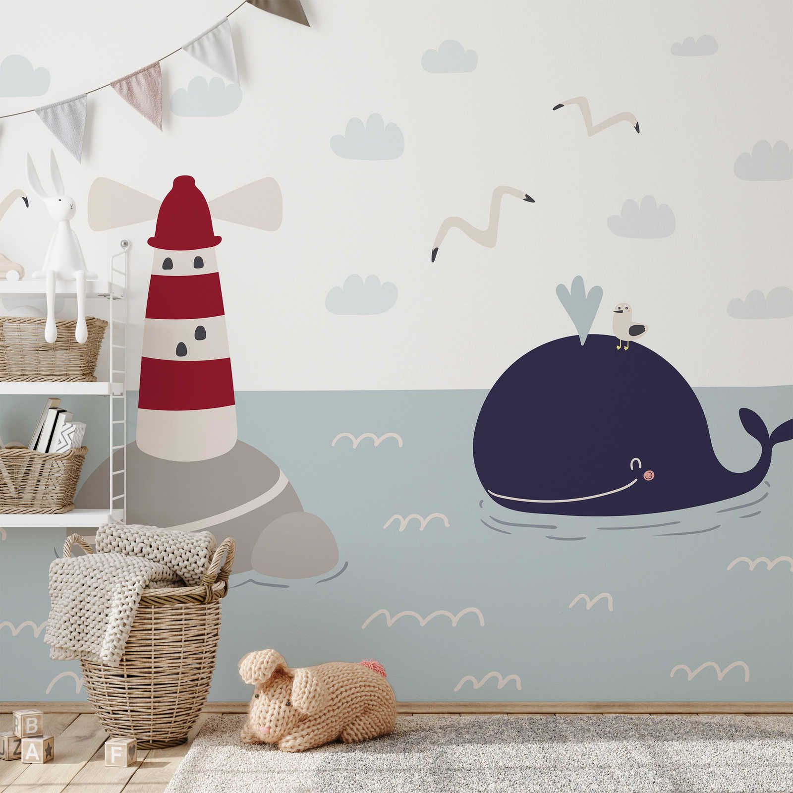 Fototapete fürs Kinderzimmer mit Leuchturm und Wal – Glattes & perlmutt-schimmerndes Vlies

