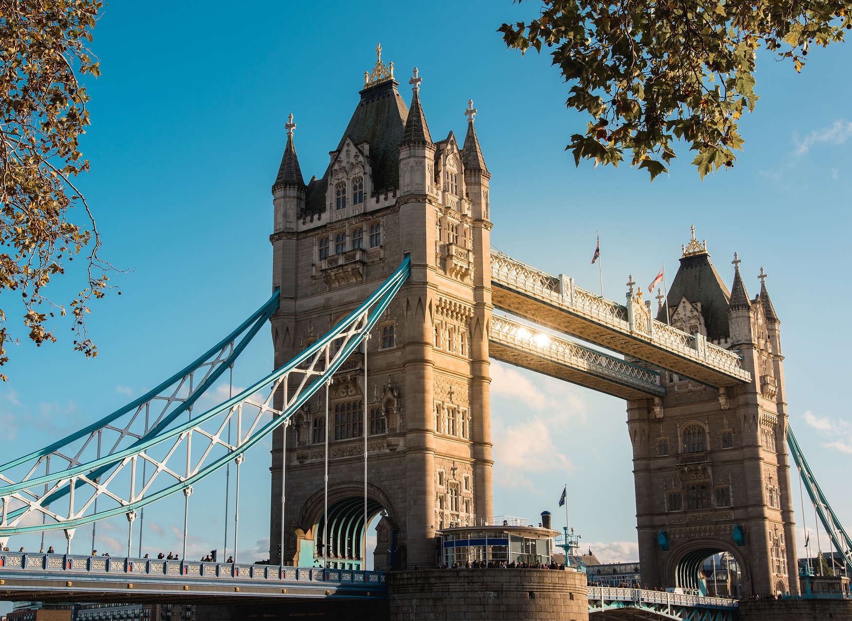             Fototapete mit London Bridge bei sonnigem Wetter – Blau, Beige
        