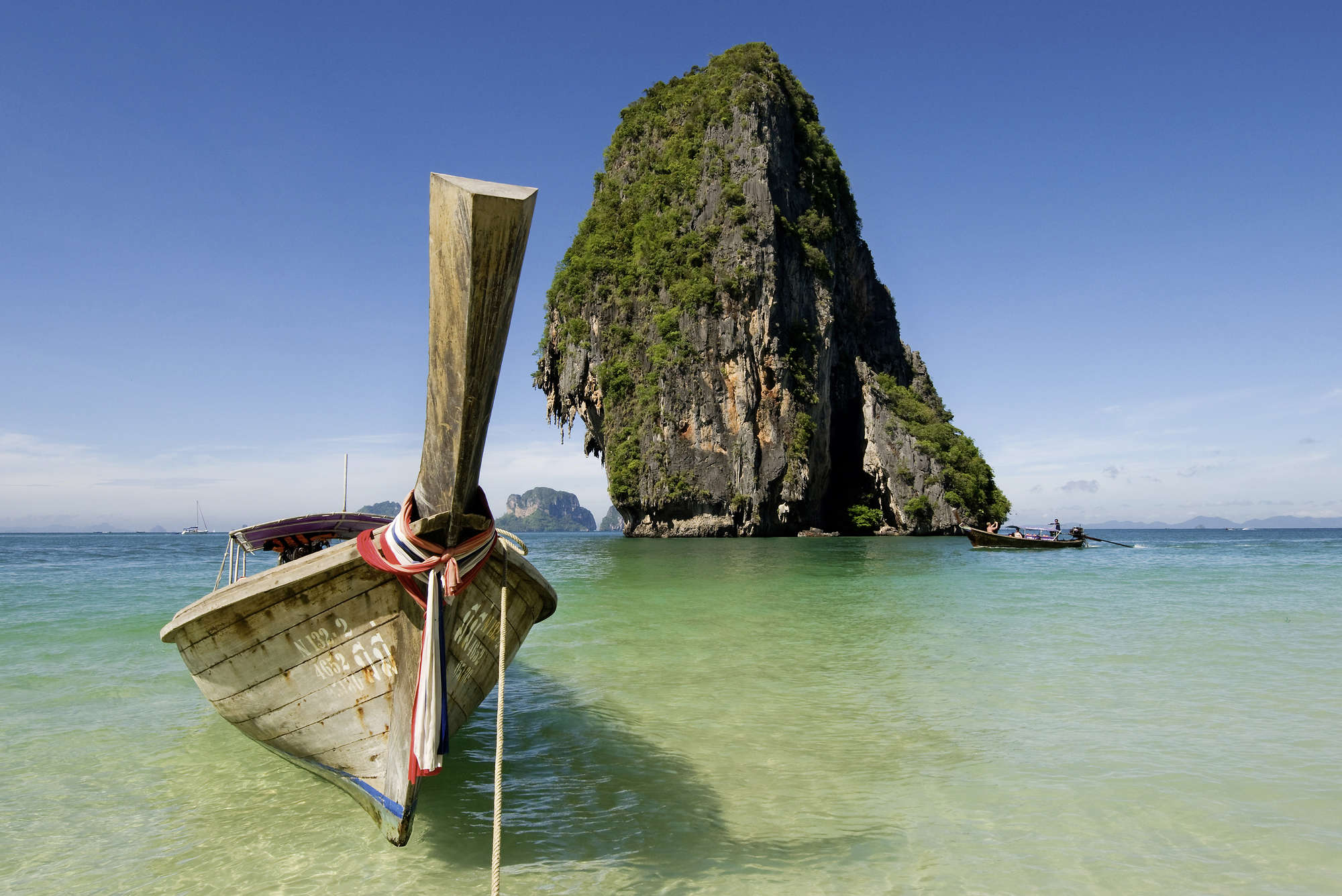             Fototapete Meer mit Boot und Felsen – Perlmutt Glattvlies
        