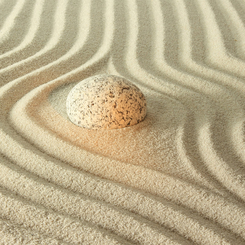 Fototapete leuchtender Stein im Sand – Mattes Glattvlies
