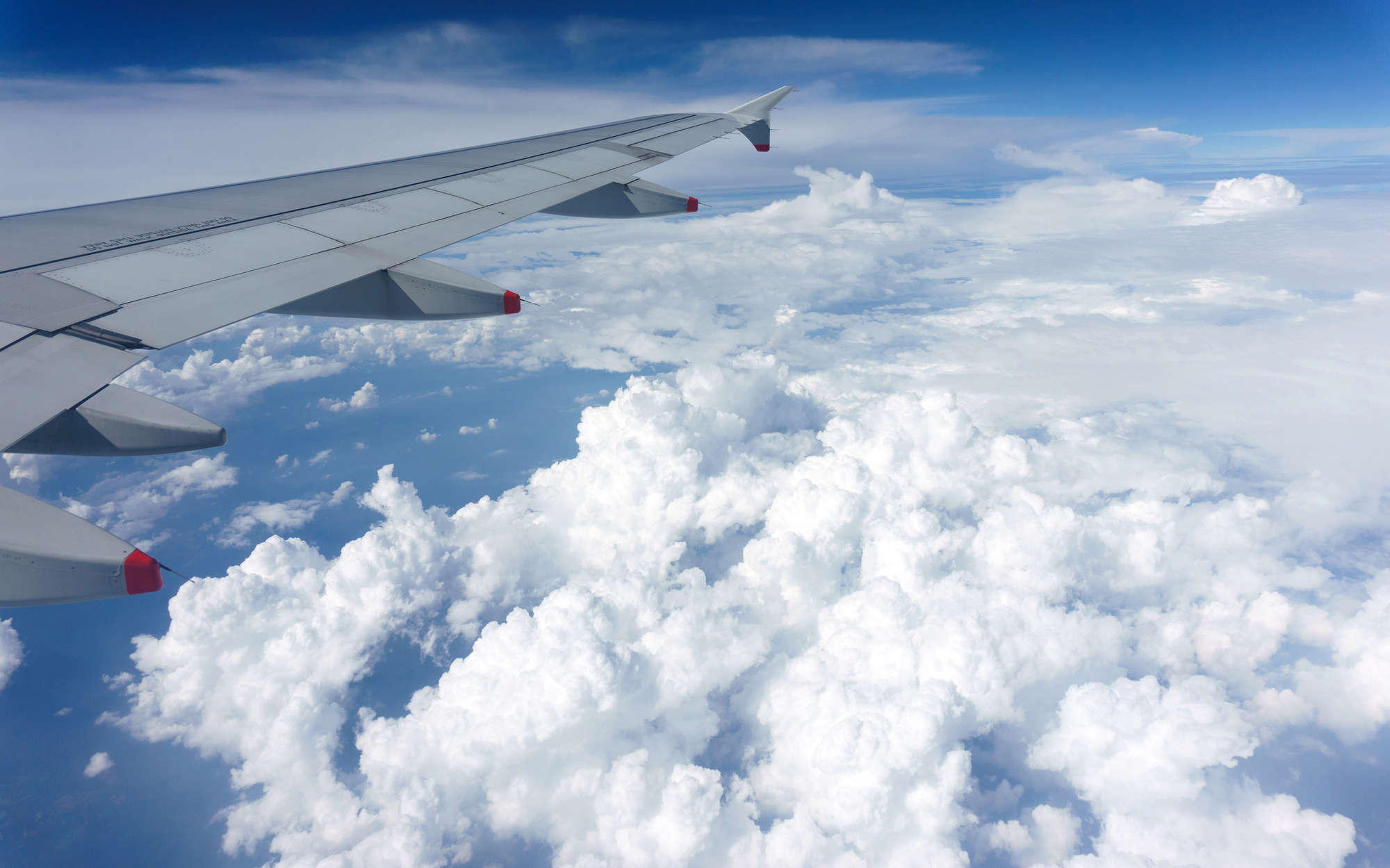             Fototapete Flugzeug über den Wolken – Strukturiertes Vlies
        