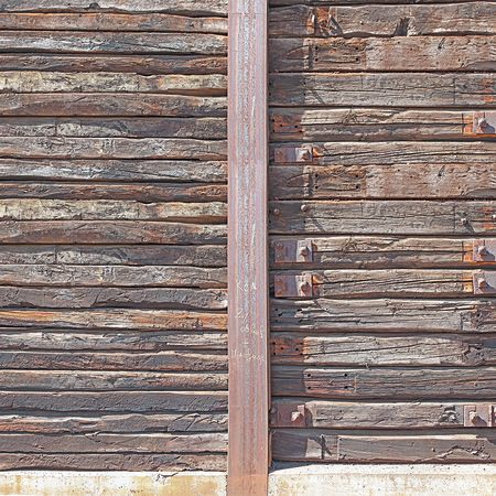 Fototapete mit rustikalen Holzbohlen zwischen Stahlträgern
