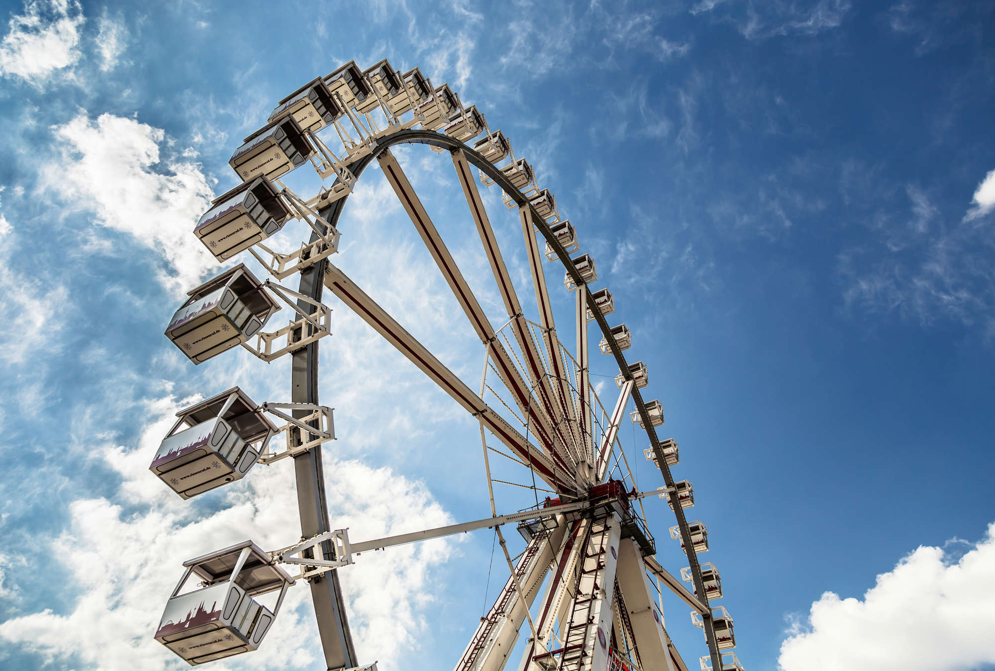             Fototapete Riesenrad – Blick in den Himmel
        