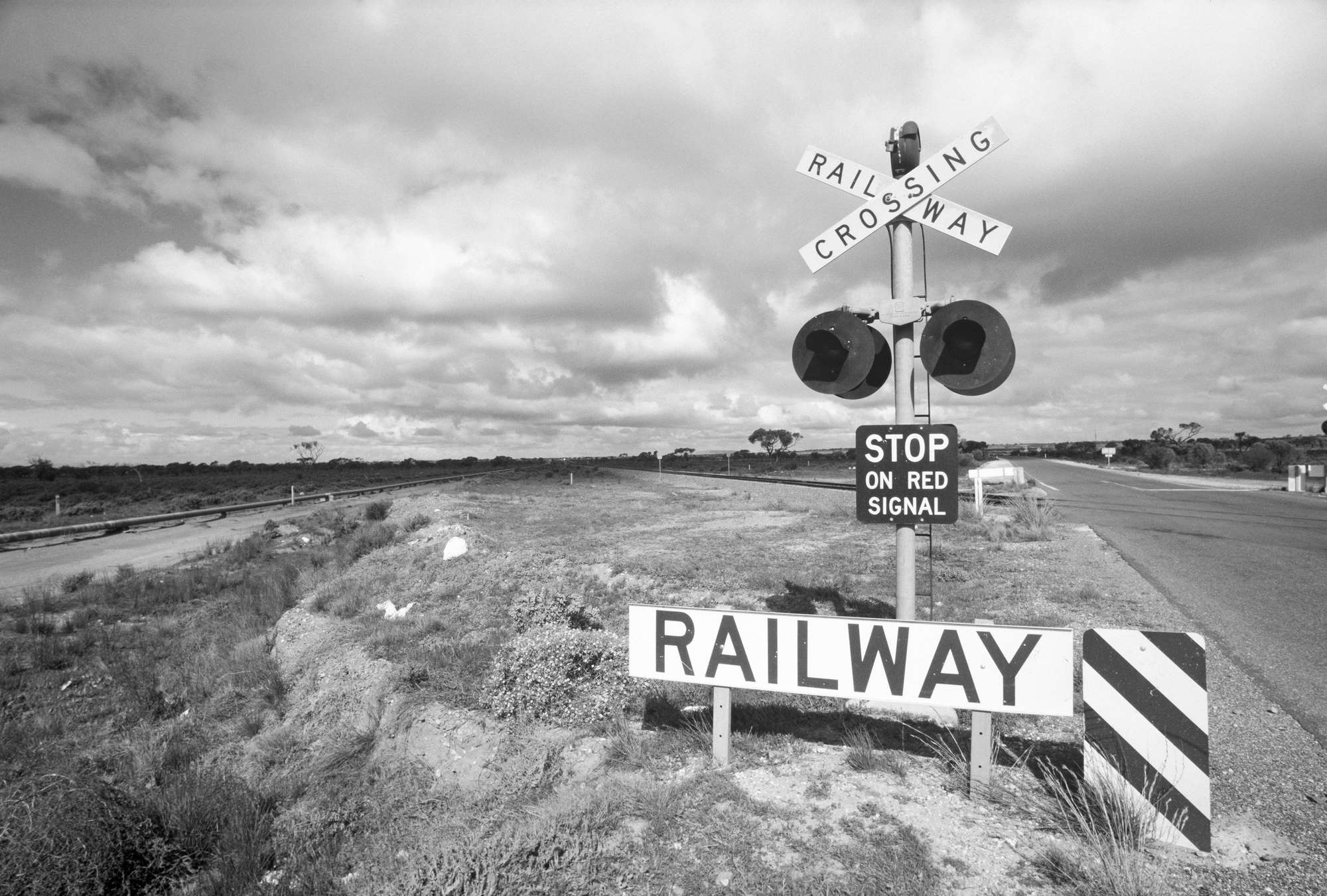             Bahnübergang – Fototapete Schwarz-Weiß Landschaft
        