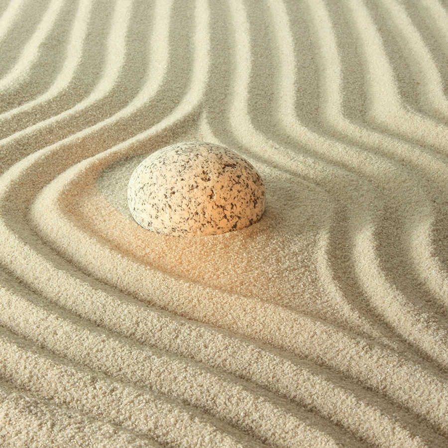 Spa Fototapete gelber Stein in geriffeltem Sand auf Strukturvlies
