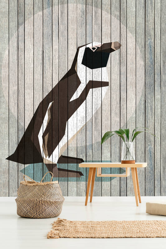             Born to Be Wild 4 - Fototapete Pinguin auf Bretterwand - Holzpaneele breit – Beige, Blau | Perlmutt Glattvlies
        