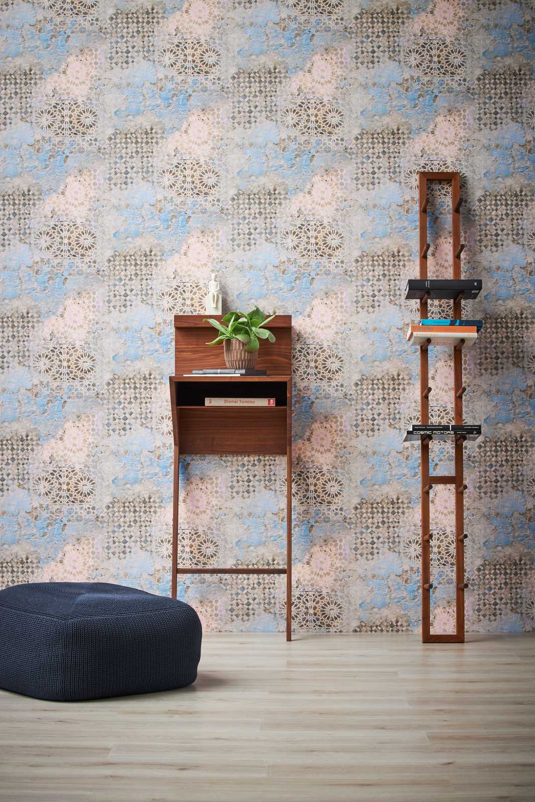             Bunte Mosaik Tapete mit rustikaler Wandoptik – Beige, Blau, Braun
        