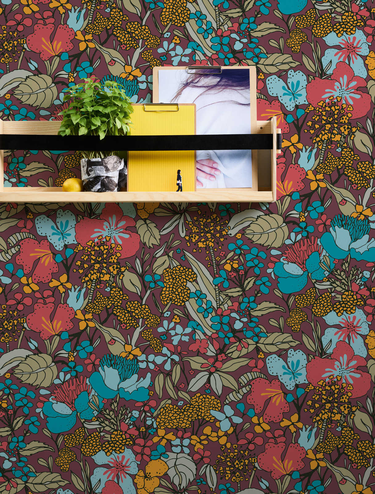             Blumen Tapete Violett im 70er Retro Design – Rot, Blau, Gelb
        