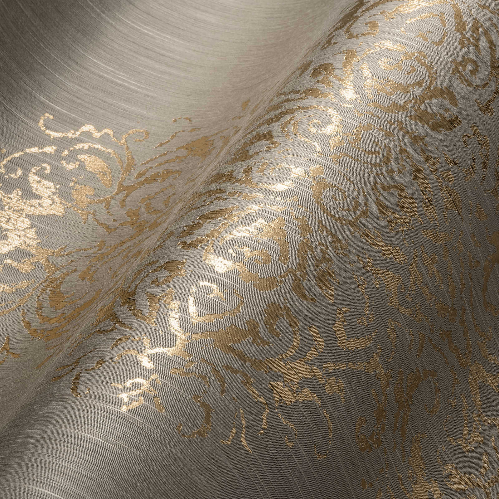             Ornament-Tapete mit Metallic-Effekt im Used-Look – Beige, Gold
        