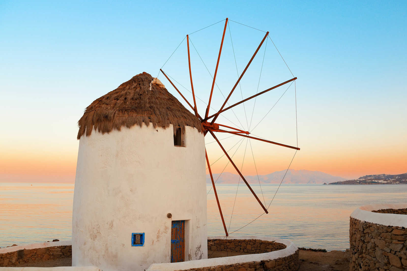             Leinwandbild griechische Windmühle an der Küste – 0,90 m x 0,60 m
        