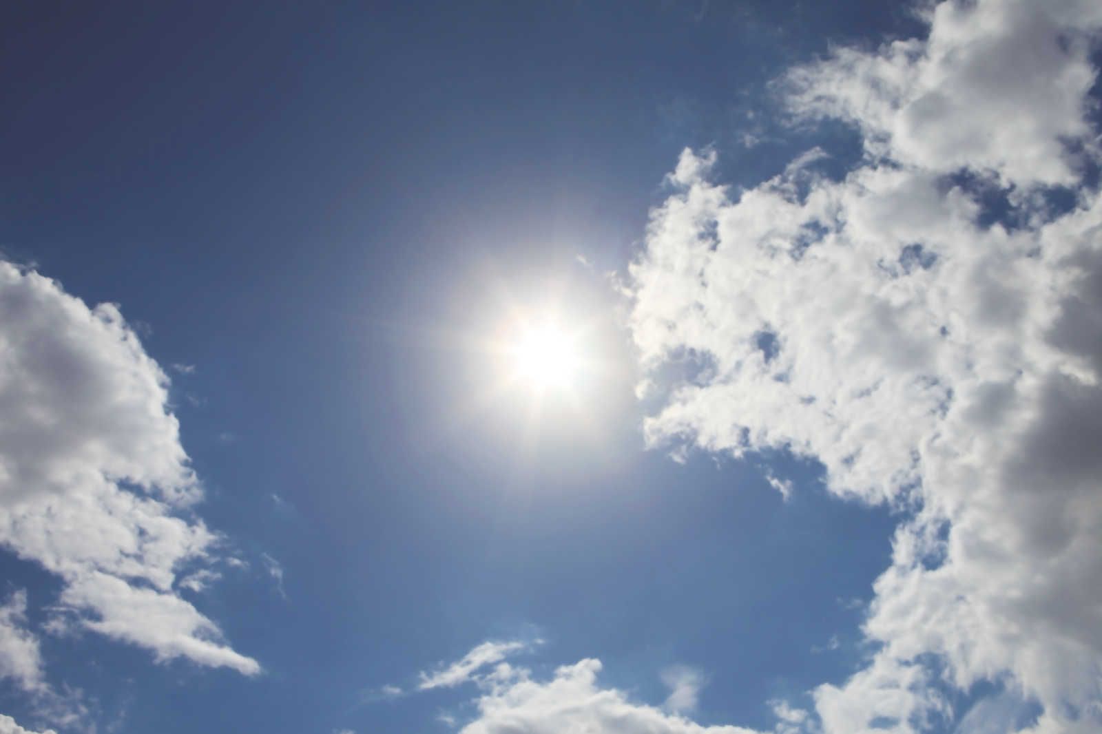             Himmel blau - Leinwandbild Sonnenschein & blauem Wolkenhimmel – 0,90 m x 0,60 m
        