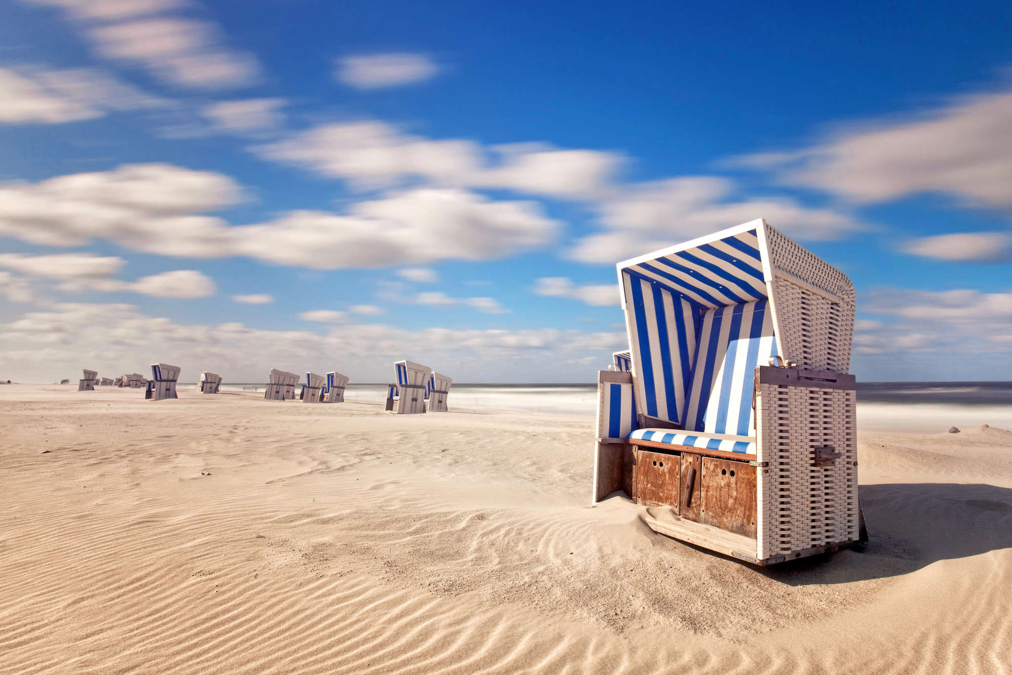             Strand Fototapete Strandkörbe im Sand auf Premium Glattvlies
        