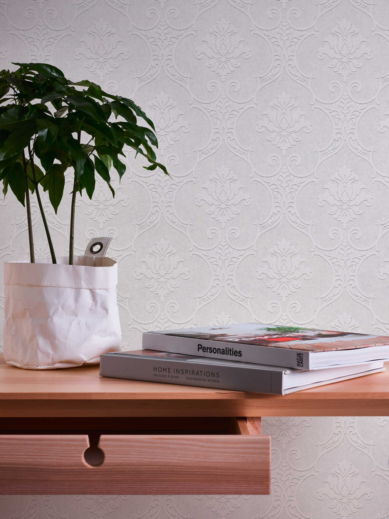             Überstreichbare Ornament Tapete mit 3D Struktur – Weiß
        