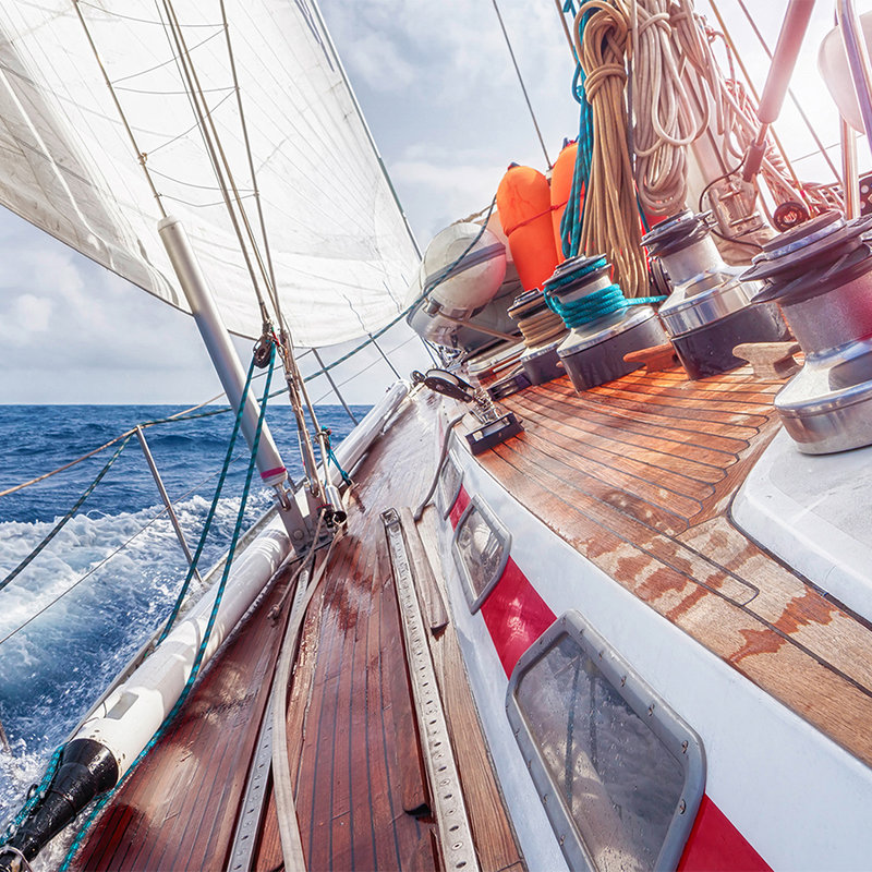 Fototapete Segelboot auf dem Meer – Perlmutt Glattvlies
