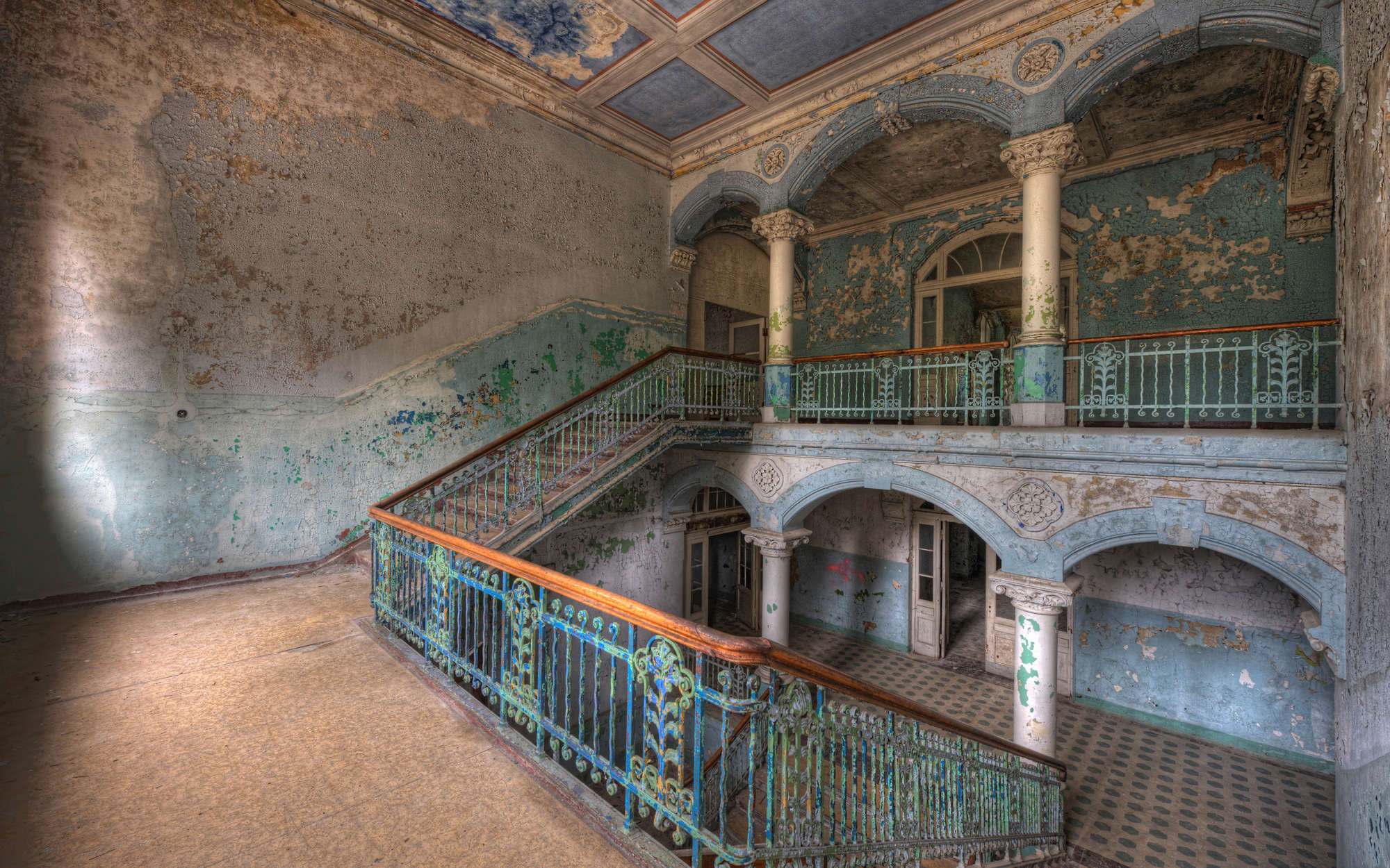             Fototapete Treppen in leerem Haus – Perlmutt Glattvlies
        