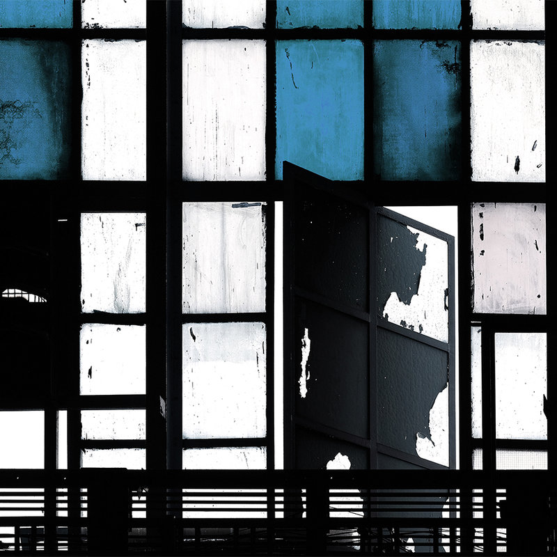 Bronx 3 - Fototapete, Loft mit Buntglas-Fenstern – Blau, Schwarz | Perlmutt Glattvlies
