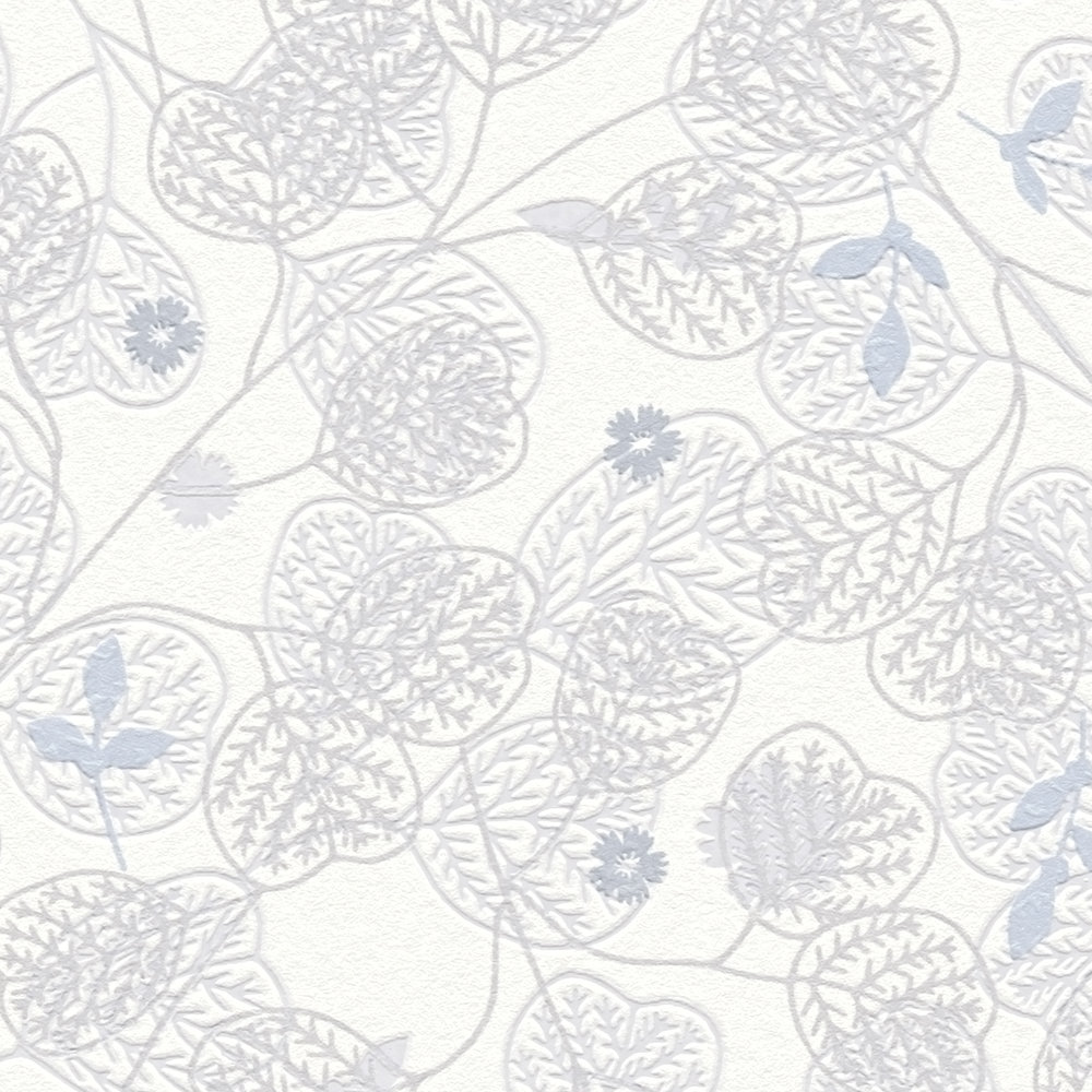             Blumentapete mit dezenten Blüten & Blättern – Weiß, Grau, Blau
        