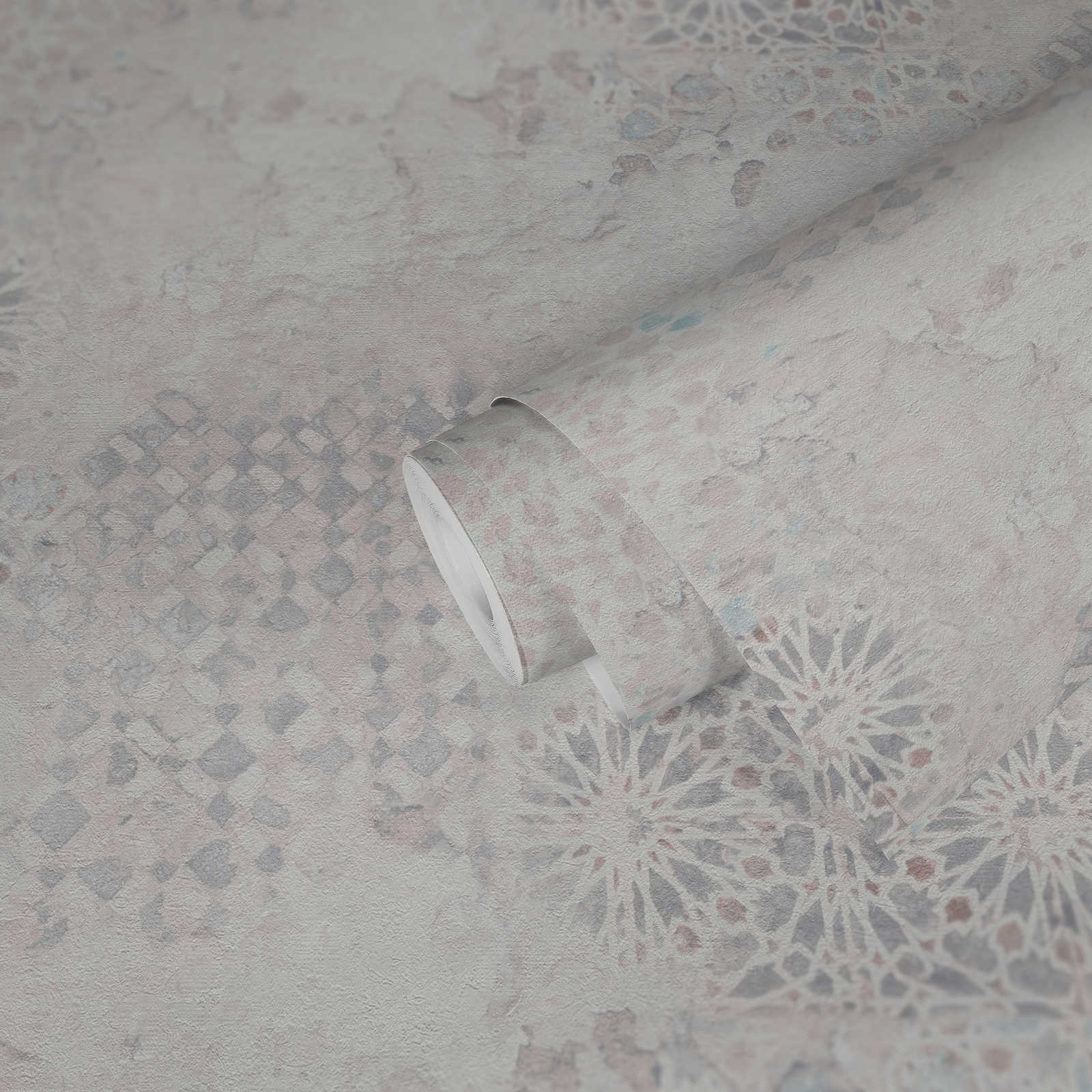             Mustertapete mit Mosaik Design im Vintage Stil – Grau, Grün, Lila
        