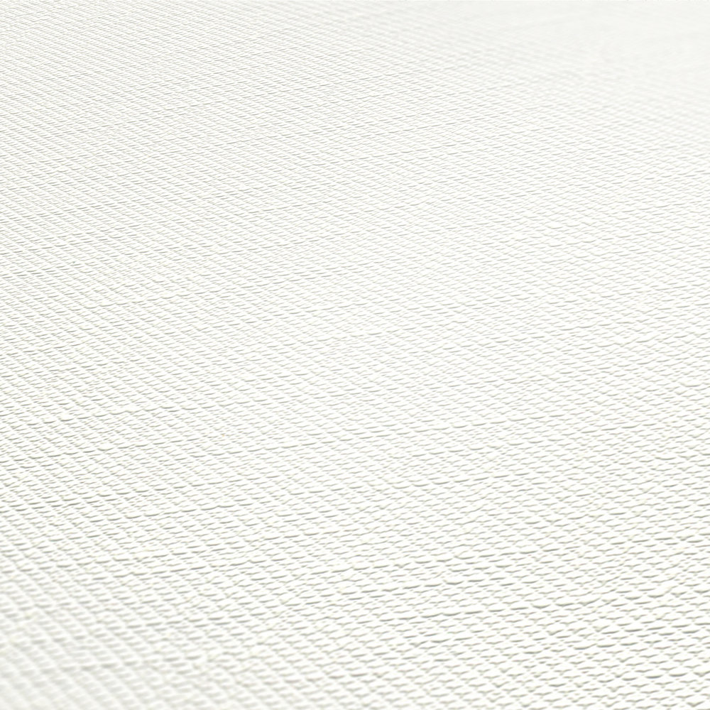             Weiße Tapete mit Strukturdesign in Textiloptik
        