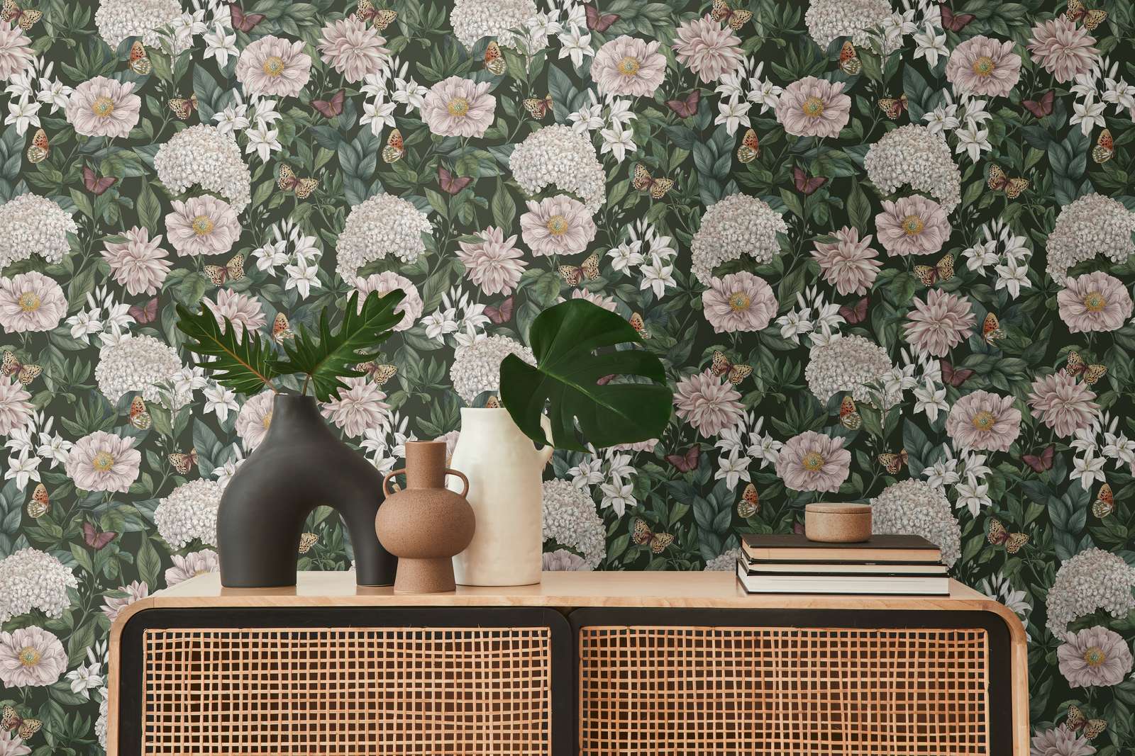             Moderne Tapete im floralen Stil mit Blumen & Schmetterlingen strukturiert – Schwarz, Dunkelgrün, Weiß
        
