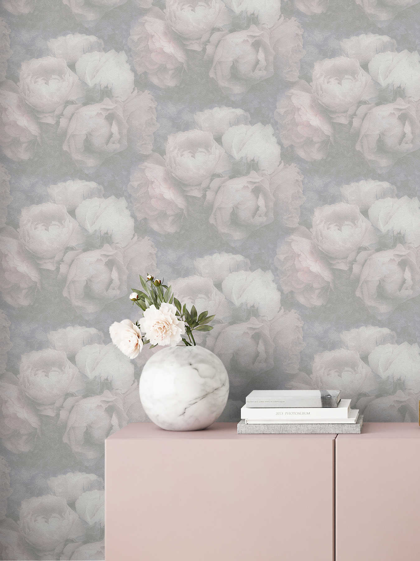             Pastell Tapete mit Pfingstrosen – Rosa, Grau, Weiß
        