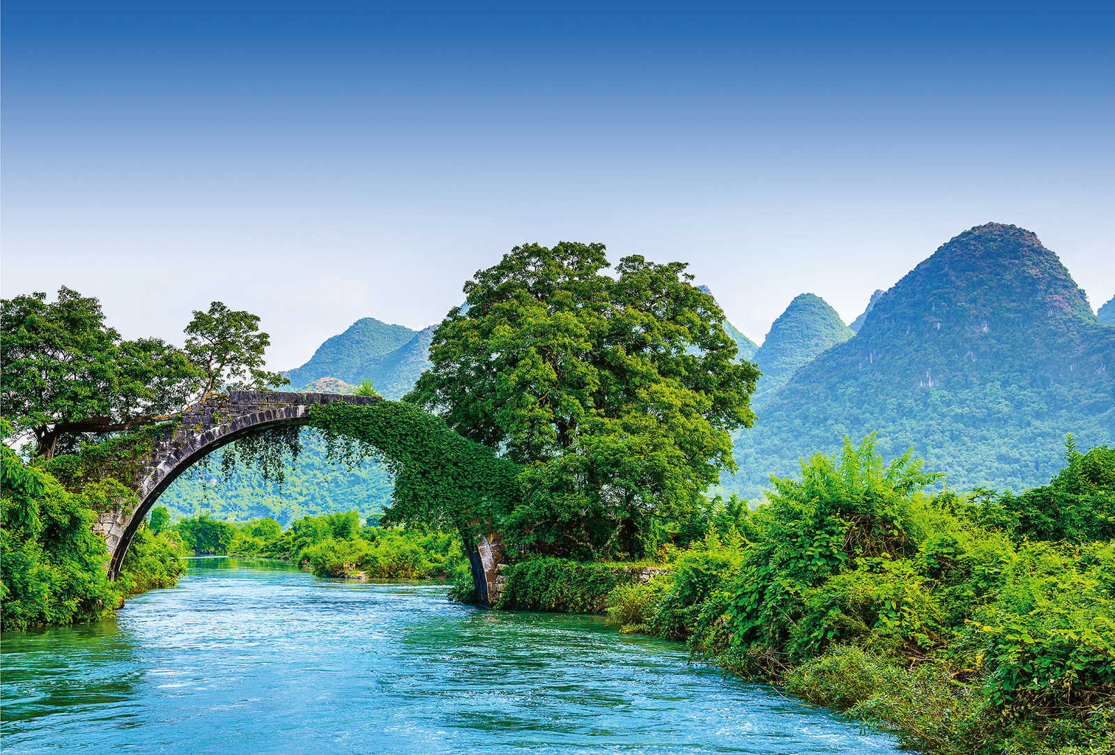 Fototapete ländliches China, Berge Fluss & Brücke

