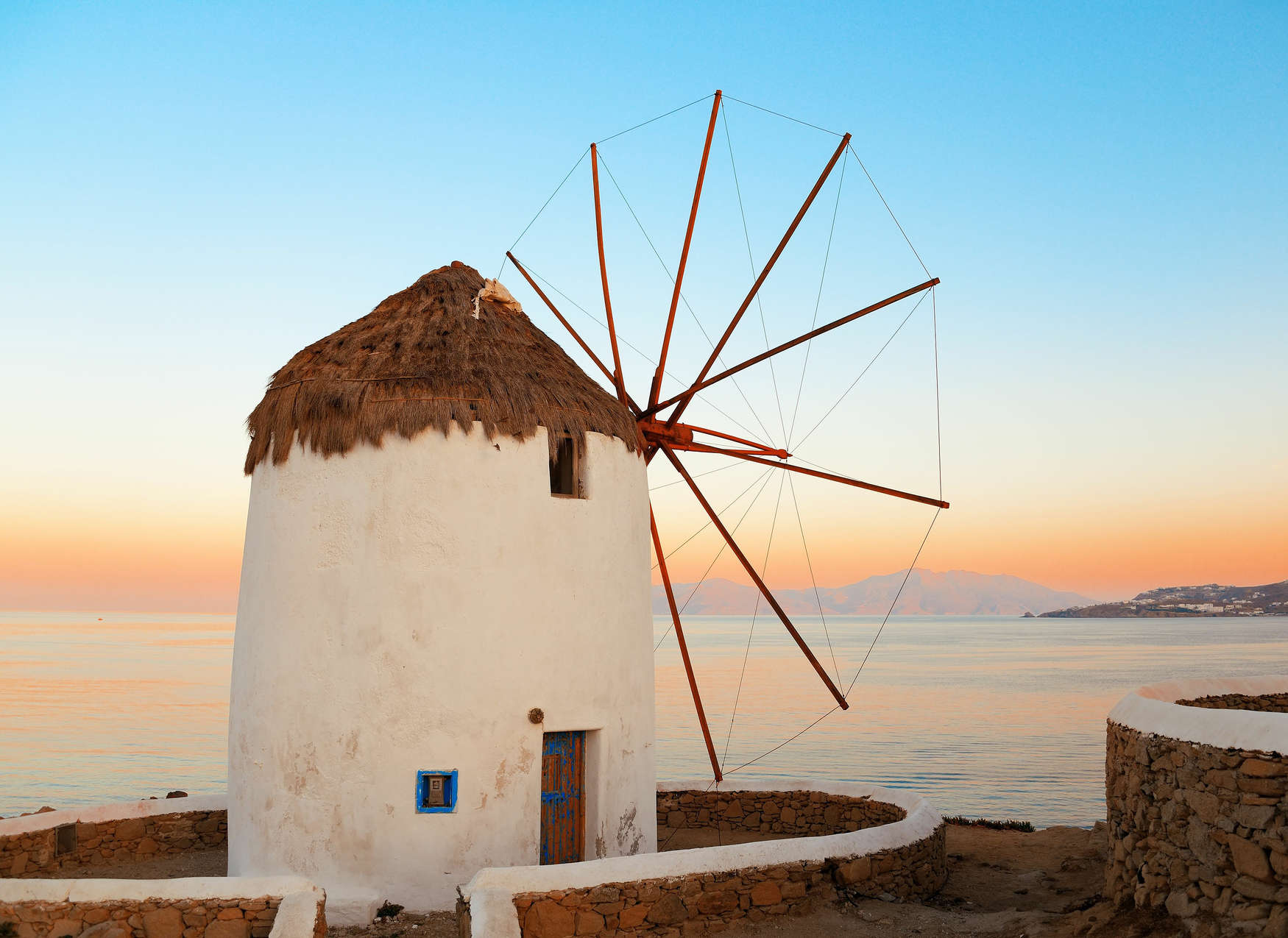             Fototapete griechische Windmühle an der Küste – Blau, Orange, Beige
        