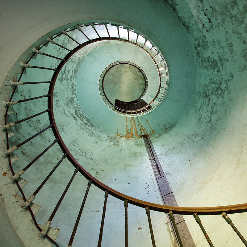 Fototapete altes Treppenhaus mit Wendeltreppe – Perlmutt Glattvlies
