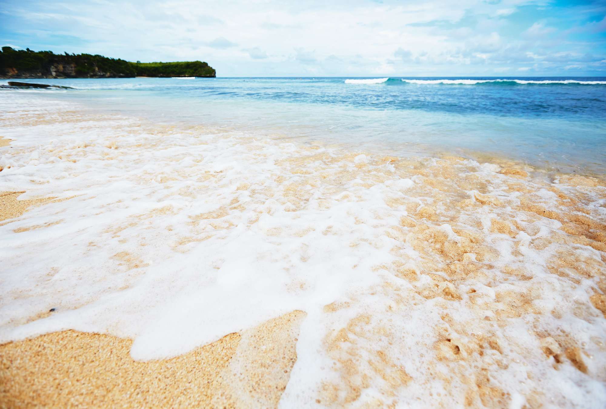             Fototapete Sandstrand auf Bali mit schäumenden Wellen
        