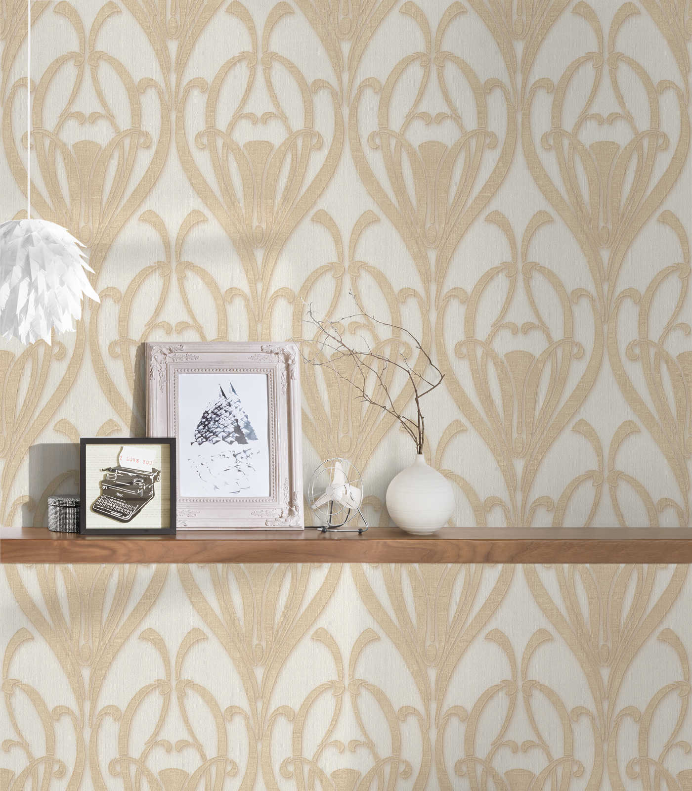             Art Deco Tapete mit goldenem Muster & Textilstruktur
        