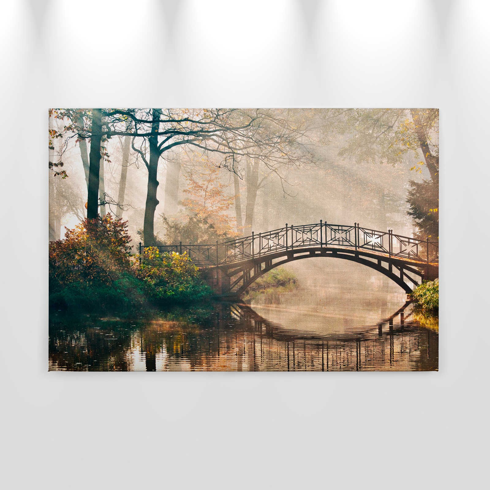             Leinwand mit Brücke über einen Fluss im Laubwald – 0,90 m x 0,60 m
        