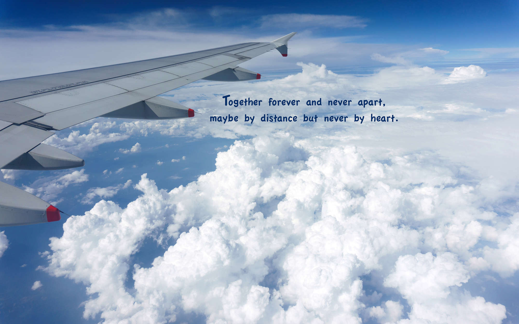             Fototapete Flugzeug über den Wolken mit Schriftzug – Premium Glattvlies
        