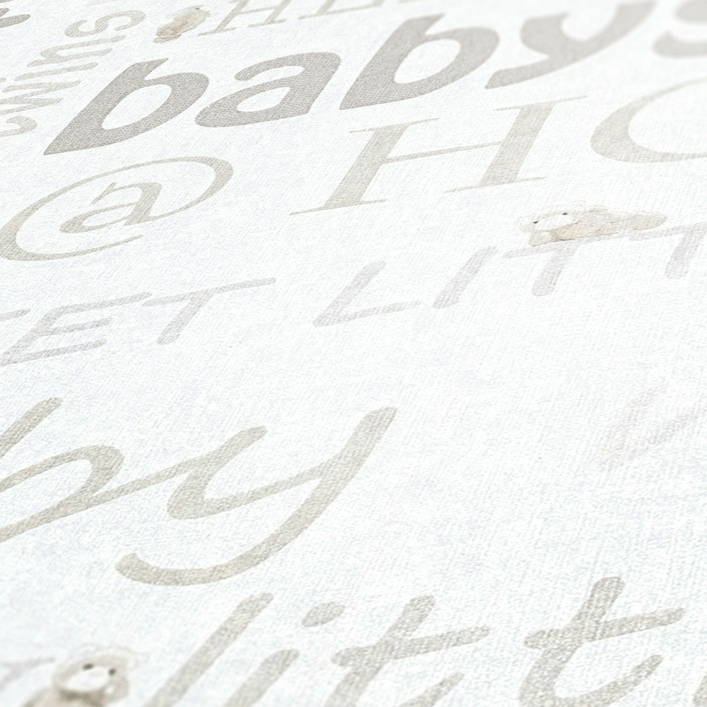             Babyzimmer Tapete neutral mit Schrift-Motiv – Metallic, Weiß
        