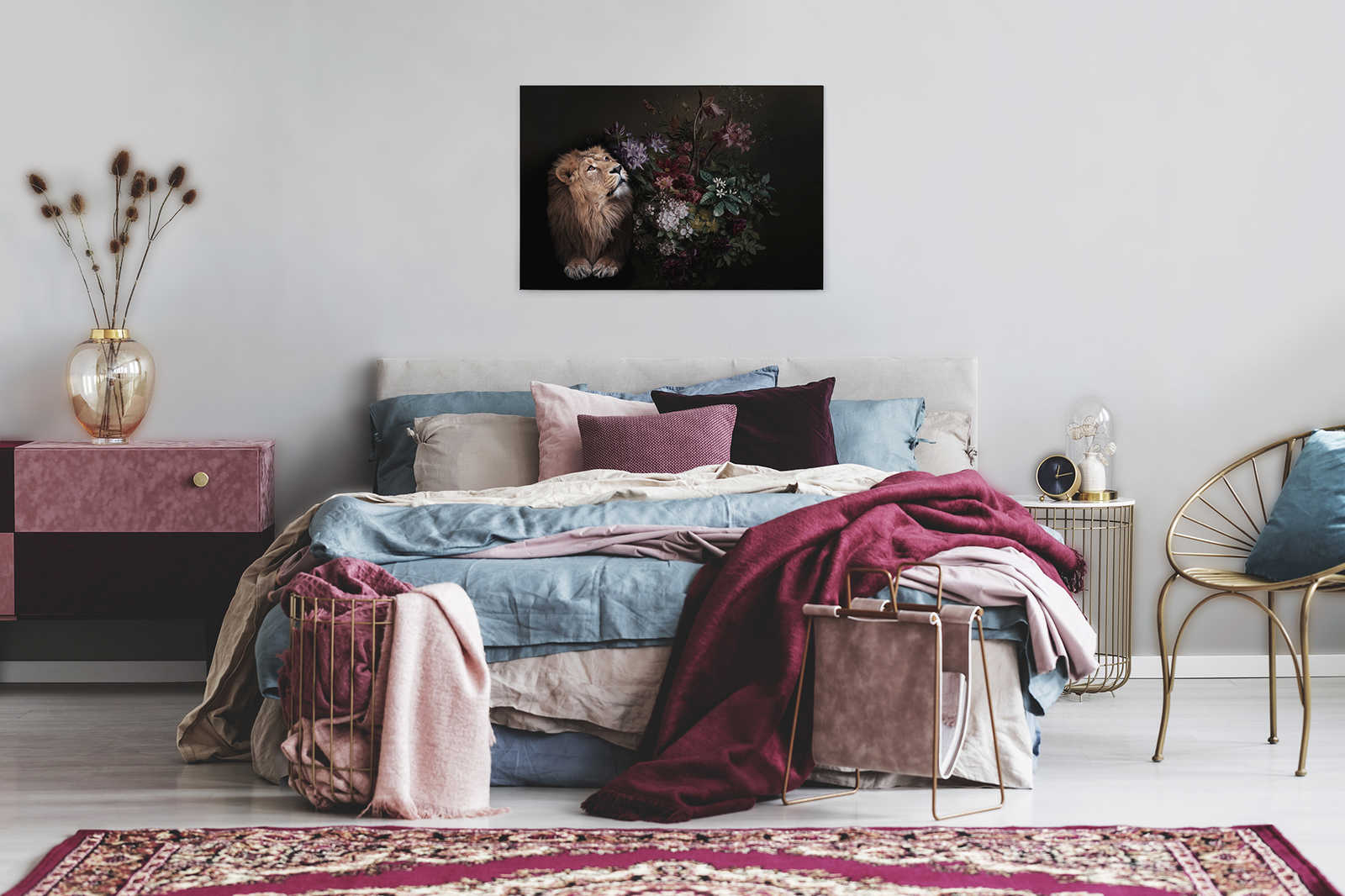             Leinwandbild Löwe Portrait mit Blumen – 0,90 m x 0,60 m
        