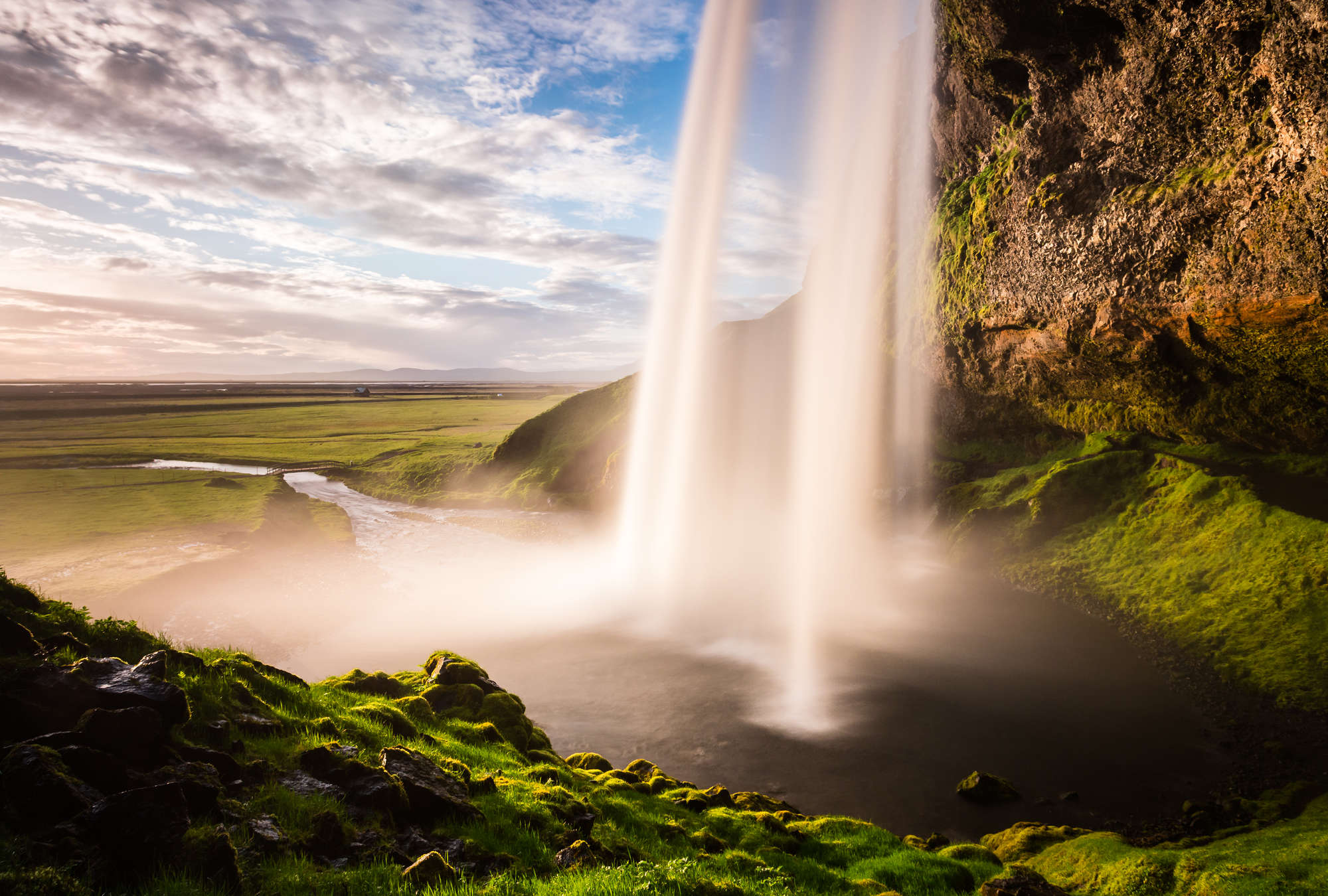             Fototapete Atemberaubende Landschaft mit Wasserfall
        