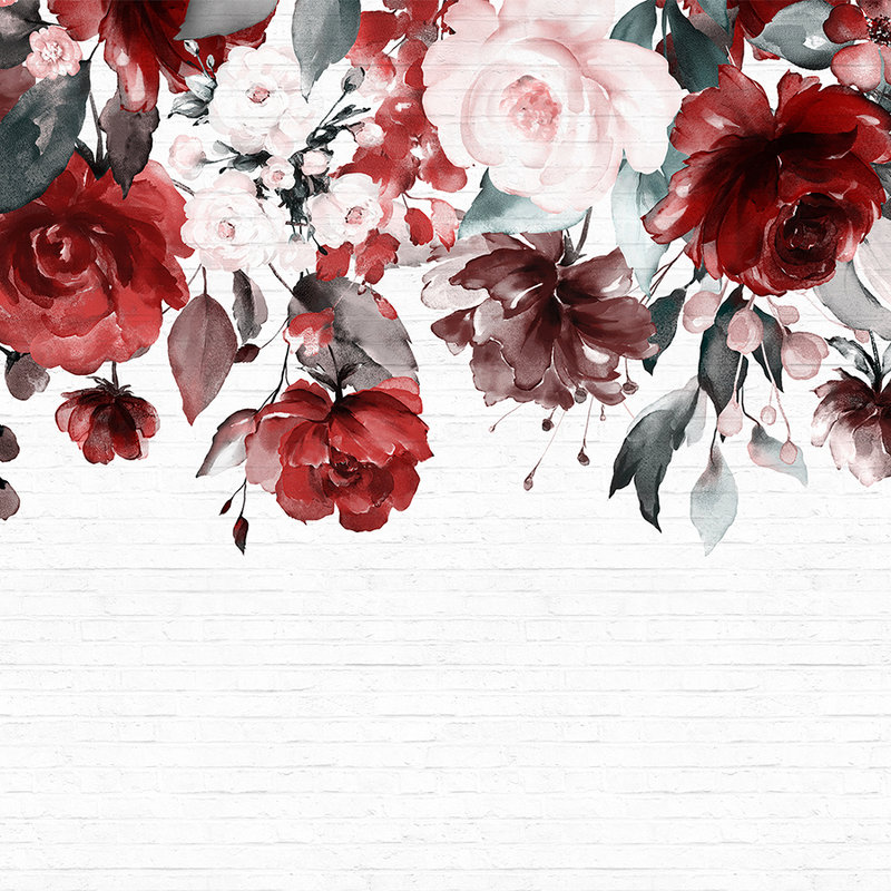 Knallige Blumen an Wand in Steinoptik – Weiß, Rot, Rosa
