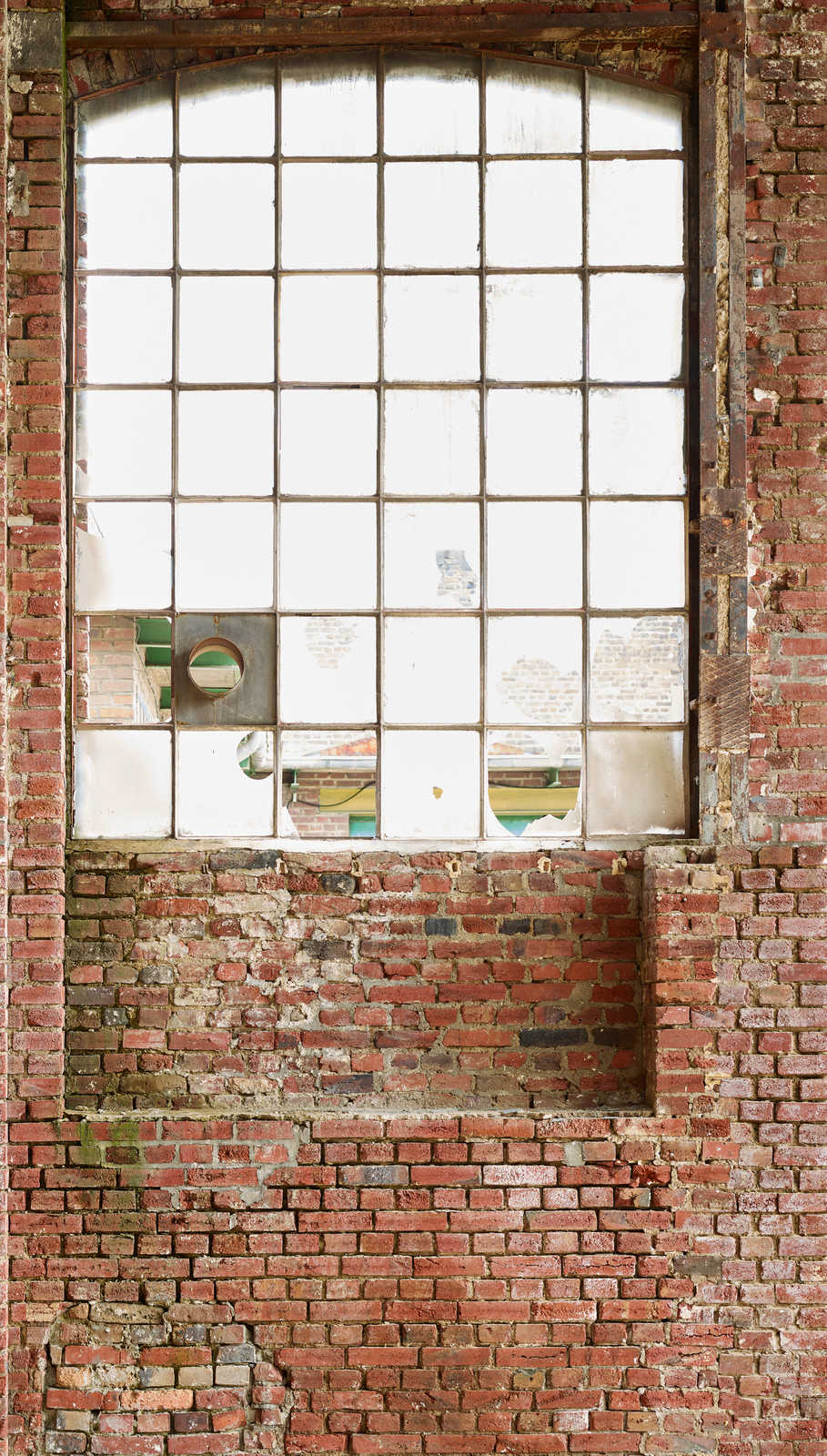             Tapete mit Ausschnitt eines Fensters von alter Fabrik – Braun, Creme, Beige
        