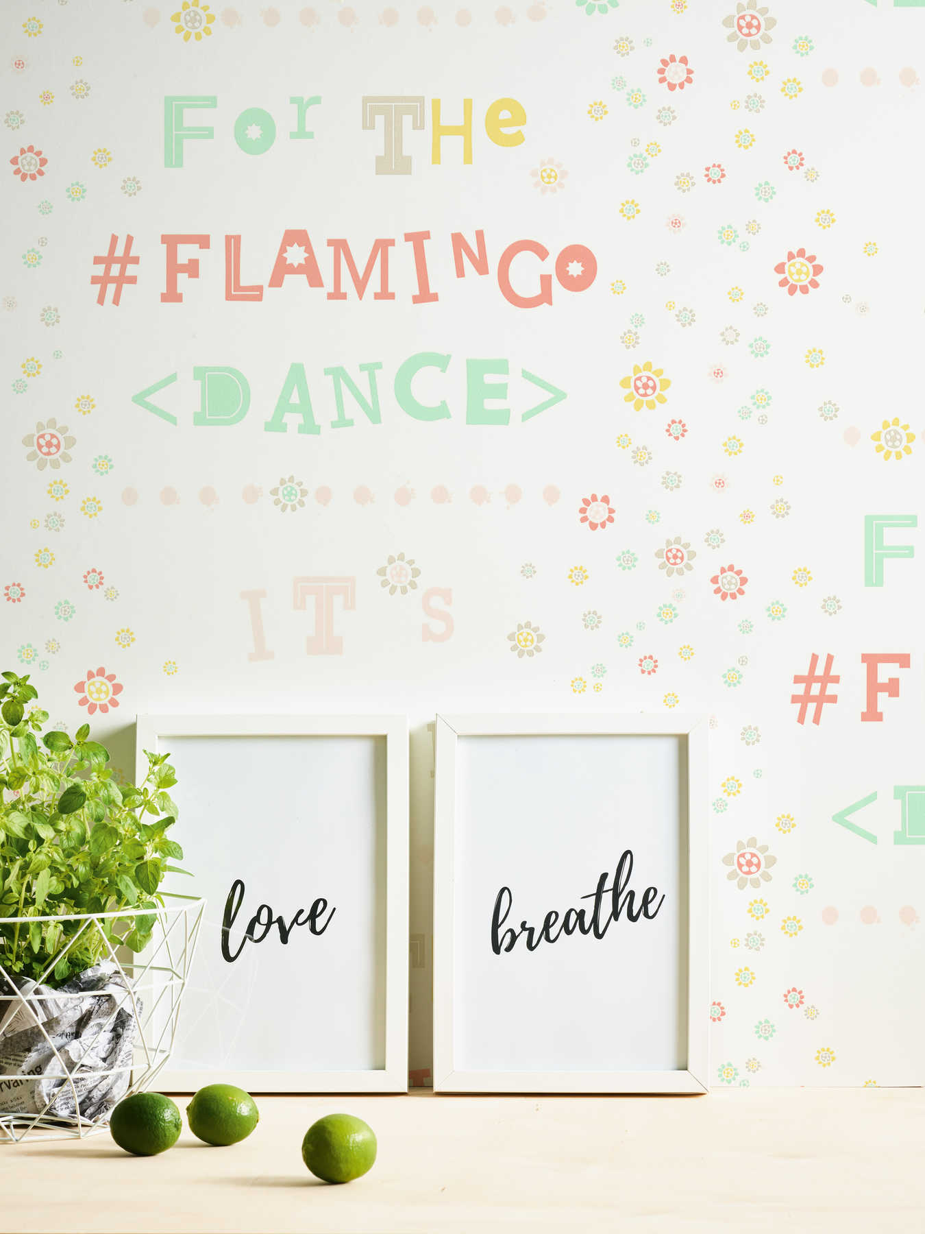             Vliestapete Flamingo & Blumen mit Letter Design – Bunt
        