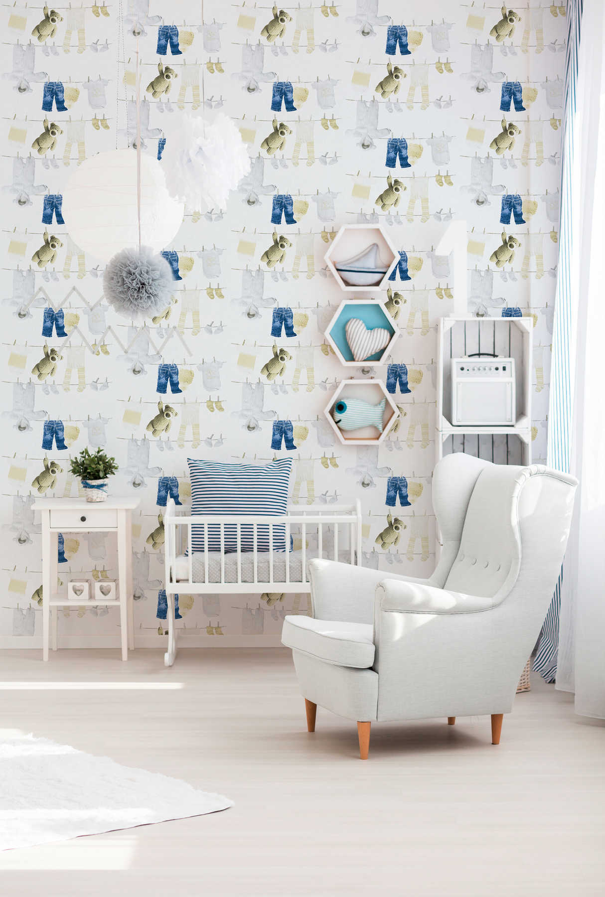             Babyzimmer Tapete mit Kinder Motiv Wäscheleinen – Weiß
        