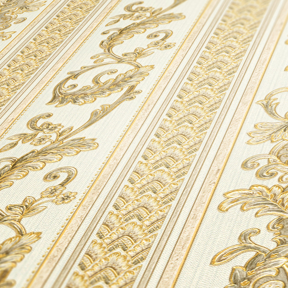             Barocke Streifentapete mit Ornamentmuster – Creme, Gold
        